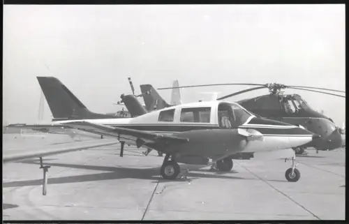 Fotografie Flugzeug Zweimotoriger Niederdecker, Verbindungsflugzeug der RAF & Hubschrauber Sikorsky H-34