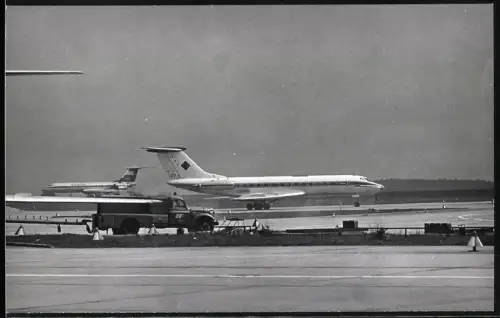 Fotografie Flughafen Berlin-Schönefeld, Flugzeug Tupolev Tu-134 der DDR-Regierung No. 177