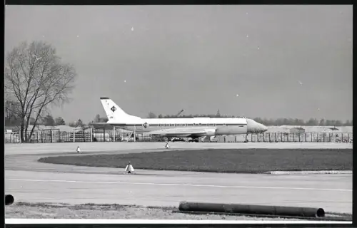 Fotografie Flugzeug Tupolev Tu-104, DDR-Regierungsflugzeug No. 496 auf dem Flughafen Berlin-Schönefeld