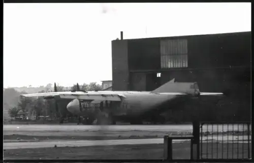 Fotografie Ansicht Oranienburg, Flugzeug Antonow An-12 als Ersatzteilspender neben Hangar stehend