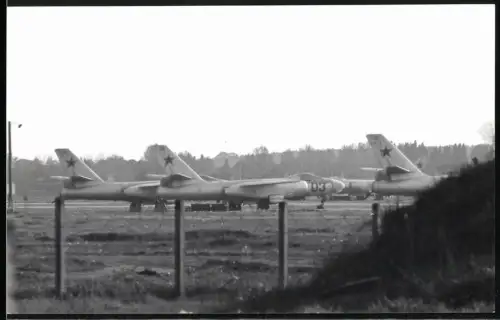 Fotografie Flughafen Oranienburg, Flugzeug-Staffel Abfangjäger der Sowjet-Streitkräfte in Bereitschaft