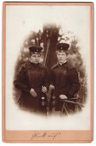 Fotografie zwei junge Bergfrauen in Bergmannskluft mit Grubenlampen