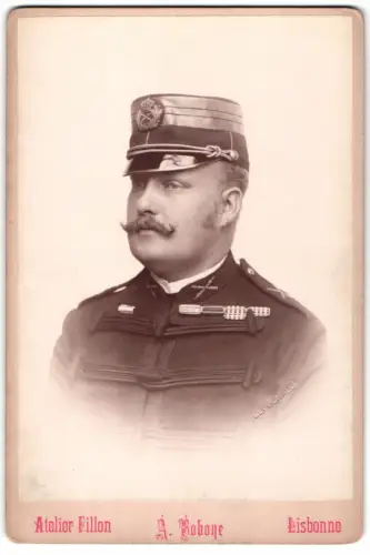 Fotografie Atelier Fillon, Lissabon, Portrait König Karl I. von Portugal in Uniform mit Gefechtspange