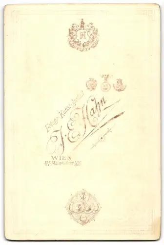 Fotografie J. E. Hahn, Wien, sechs spassige Herren mit Trompete, Papierhut und Palme im Atelier, Schnapschuss