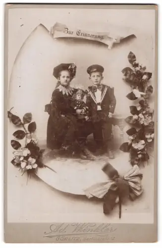 Fotografie Ad. Winkler, Görlitz, junger Schnulknabe mit seiner Schwester samt grosser Puppe auf dem Schoss, Passepartout