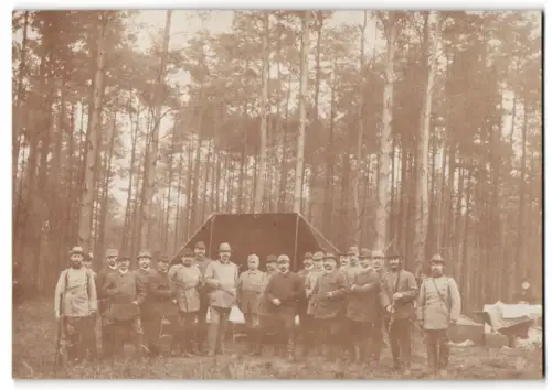 Fotografie Jäger / Jagdgesellschaft im Lager mit Flinten