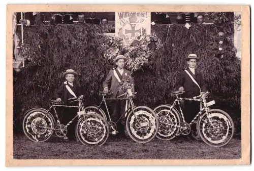 Fotografie Herny Magel, Ilsdorf, junge Männer mit verzierten Fahrrad / Halbrenner zu einem Militärfest