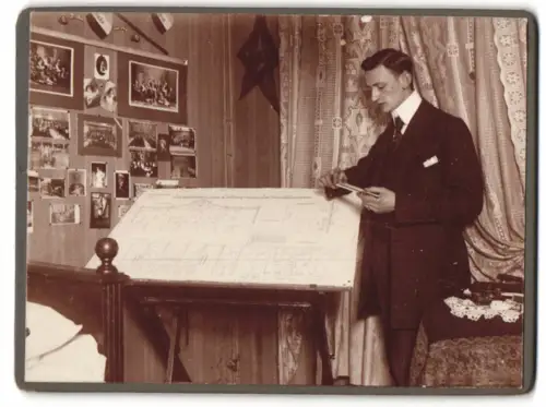 Fotografie junger Ingenieur / Elektriker mit einem Schaltplan zum Entwurf eines Elektrizitätswerk, Student