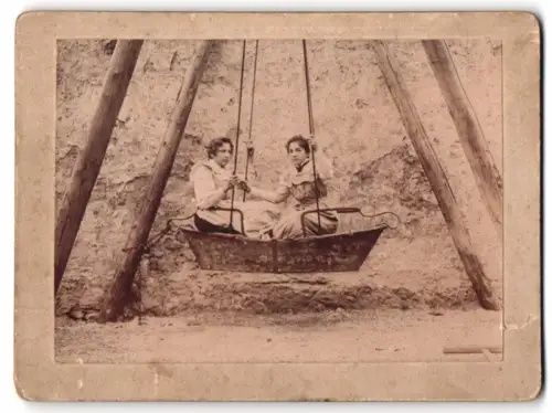 Fotografie zwei junge Frauen auf einer selbstgebauten Hängeschaukel / Schiffschaukel