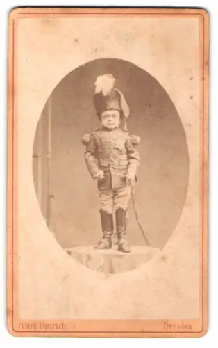 Fotografie Carl Dittrich, Dresden, Kleinwüchsiger in Husaren Uniform mit Orden und Kolpak