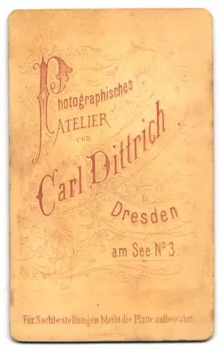 Fotografie Carl Dittrich, Dresden, Kleinwüchsiger in Husaren Uniform mit Orden und Kolpak