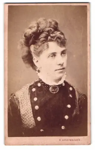 Fotografie R. Krziwanek, Wien, Schauspielerin Fanny Walbeck mit hochgestecken Haaren