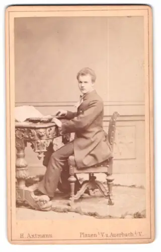 Fotografie H. Axtmann, Plauen i. V., junger Mann spielt die Zither im Atelier