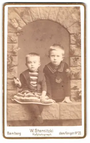 Fotografie W. Sternitzki, Bamberg, zwei niedliche junge Knaben in einer Studiokulisse am Fenster