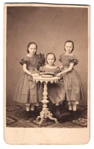 Fotografie Weck & Krötzsch, Dresden, drei niedliche junge Mädchen Klara, Gretschen und Helene in karierten Kleidern 1893