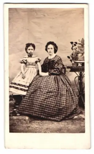 Fotografie Simon Levy, Krotoschin, Mutter im karierten Kleid mit ihrer niedlichen Tochter im hellen Kleid