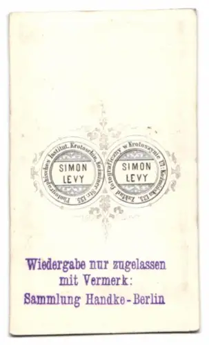 Fotografie Simon Levy, Krotoschin, Mutter im karierten Kleid mit ihrer niedlichen Tochter im hellen Kleid