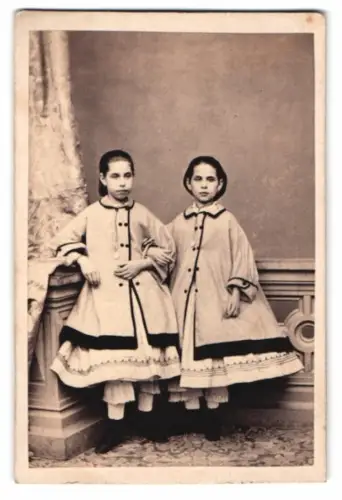 Fotografie zwei niedliche kleine Mädchen in wiener Kleidern