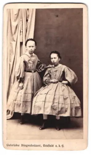 Fotografie Gebr. Bingenheimer, Neustadt a. d. H., Geschwistermädchen in Biedermeierkleidern mit Harrreifen