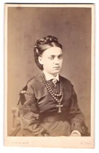 Fotografie O. Pettersson, Malmö, jung Frau im dunklen Kleid mit Kruzifix Halskette