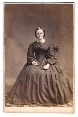 Fotografie unbekannter Fotograf und Ort, junge Dame im weiten dunklen Kleid