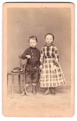 Fotografie Ernst Alpers, Hannover, junger Knabe mit seiner Schwester im karierten Kleid