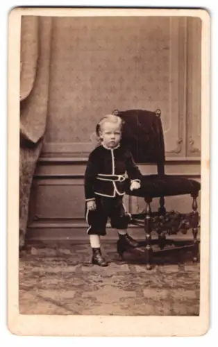 Fotografie Fritz Frohse, Salzwedel, junger blonder Knabe im Samtanzug