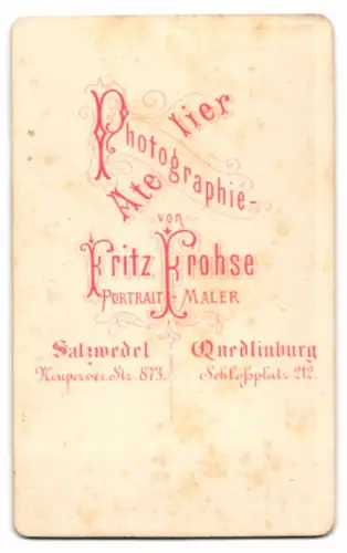 Fotografie Fritz Frohse, Salzwedel, junger blonder Knabe im Samtanzug