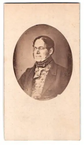 Fotografie Ghemar Freres, Bruxelles, Mann im Anzug mit Brille und Halstuch