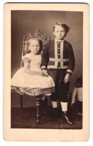 Fotografie H. R. Schmuz, Gnadenfrey, zwei niedliche kleine Kinder halten Händchen