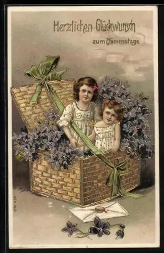AK Herzlichen Glückwunsch zum Geburtstage, zwei Mädchen schauen aus einem Korb voller Blumen