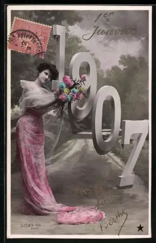 AK Jahreszahl 1907, Frau mit enganliegendem Kleid mit langer Schleppe und Blumen