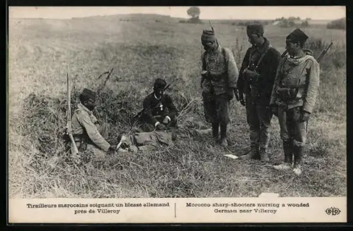 AK Villeroy, marokkanische Scharfschützen helfen einem deutschen Verwundeten, Rotes Kreuz