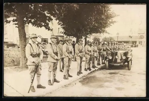 Foto-AK Französische Infanteristen an einer Strasse, Automobil