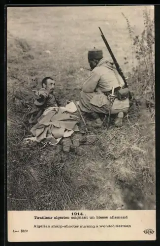 AK Tiralleur algerien soignant un blessé allemand