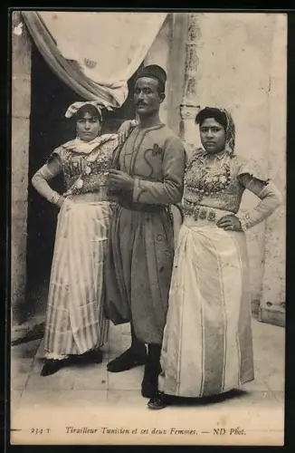 AK Französischer Soldat der Infanterie in Algerien mit Frauen