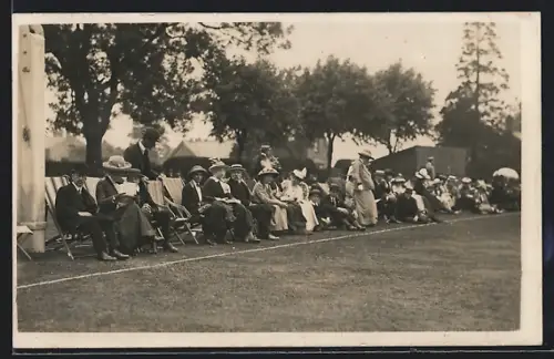 AK Uppingham, Group photo of women, men and children, 1913