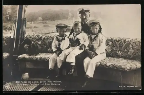 Foto-AK Kaiser Wilhelm II. und seine Enkel Prinz Wilhelm, Louis Ferdinand und Hubertus in Matrosenuniform