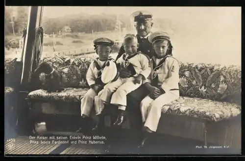 Foto-AK Kaiser Wilhelm II. und seine Enkel Prinz Wilhelm, Louis Ferdinand und Hubertus in Matrosenuniform