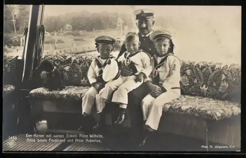 Foto-AK Kaiser Wilhelm II. und seine Enkel Prinz Wilhelm, Louis Ferdinand und Hubertus in Matrosenuniform
