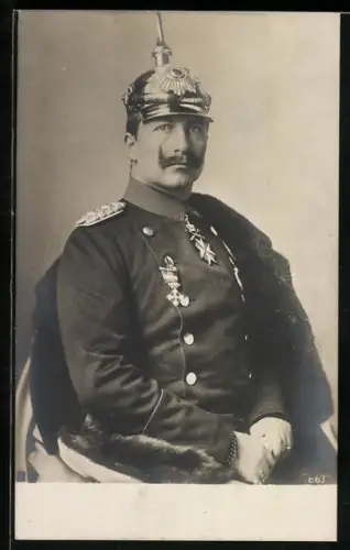 AK Kaiser Wilhelm II. im Porträt in Uniform mit Pickelhaube