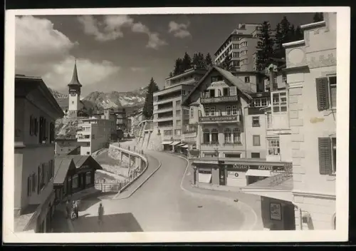 AK Arosa-Dorf, Hotel Schweizerhof, Wegpartie mit Blick zur Kirche