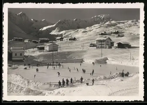 AK Inner-Arosa, Schlittschuhläufer auf der Eisbahn