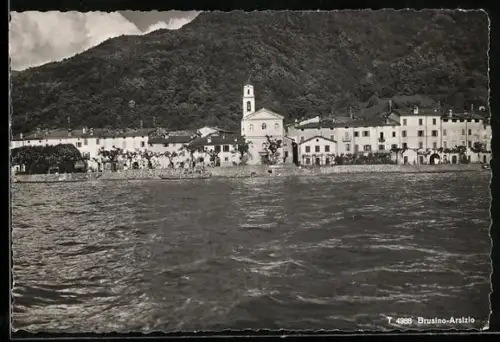 AK Brusino-Arsizio, Panoramablick vom Wasser aus gesehen
