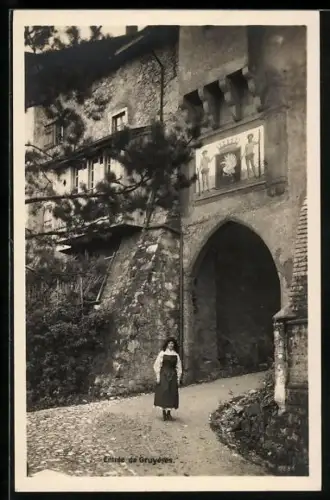AK Gruyéres, Entrée, Mädchen vor einem Torbogen