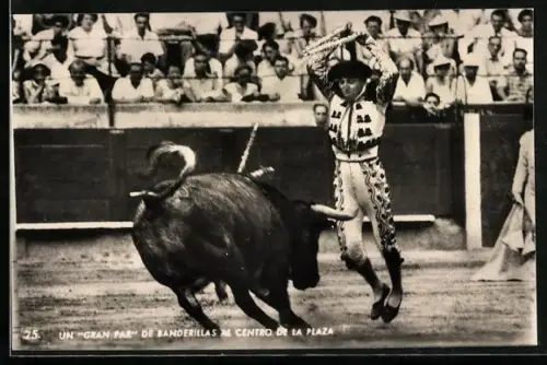 AK Torero gibt Stier den Todesstoss, Un Gran Par de Banderillas al Centro de la Plaza