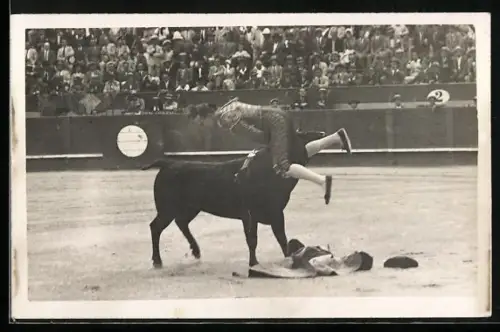 Foto-AK Torero über dem Kopf des Stiers