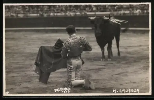 Foto-AK Torero mit seiner Flagge vor dem Stier