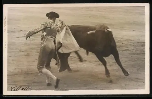 Foto-AK Torero weicht dem Stier aus