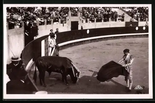 AK Torero mit seiner Flagge vor dem Stier